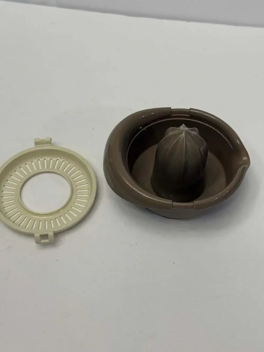 Vintage Brown Cream Plastic Citrus Juicer Lemon Orange Reamer Strainer Retro